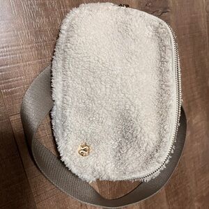 Lululemon Sherpa Beltbag - cream
